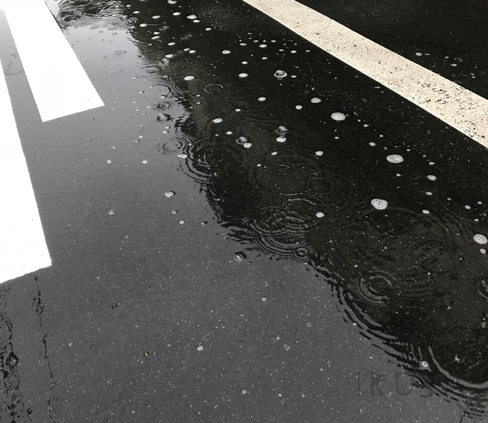 梅雨の時期は道路に水たまりがたくさんできます