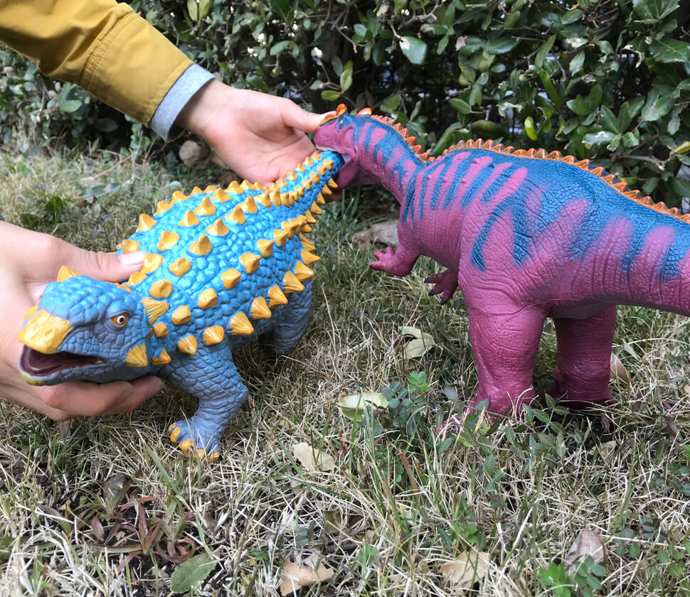 恐竜おもちゃを使って、一緒に工夫して遊ぶことができます。