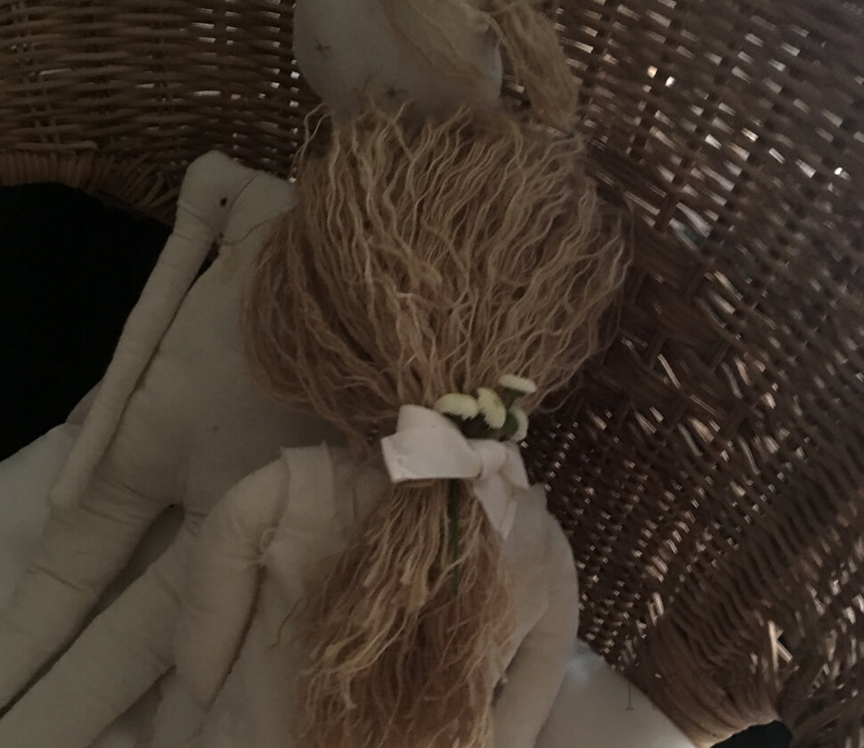 菊の花を手作りの人形の髪飾りとして飾ってみました。