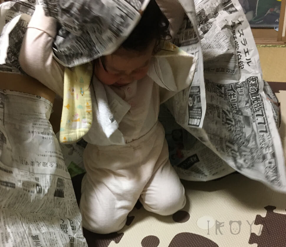 乳幼児が大好きな新聞紙遊び 親子で安く簡単に遊べる室内遊びです