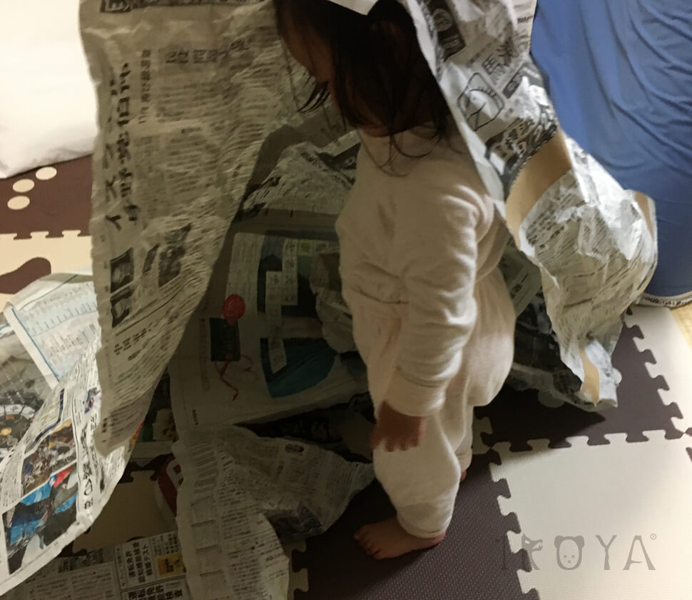 乳幼児が大好きな新聞紙遊び 親子で安く簡単に遊べる室内遊びです