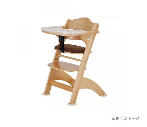 クッション座面とカバー付きテーブルを備えるファニカの例