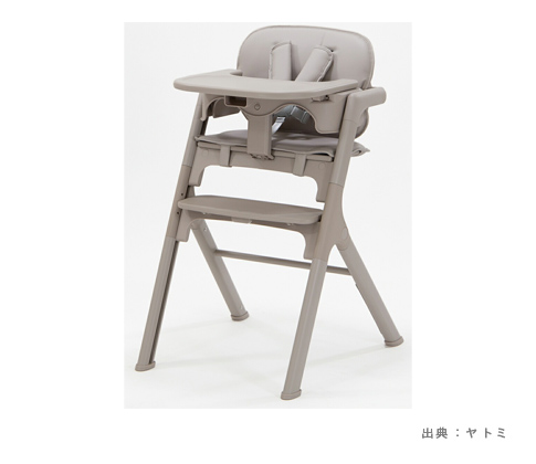 クッションとテーブルが付くスムーフィット・グレージュの例