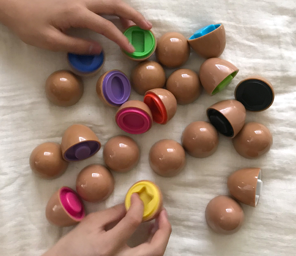 形・色を合わせる！卵型のマッチングおもちゃ